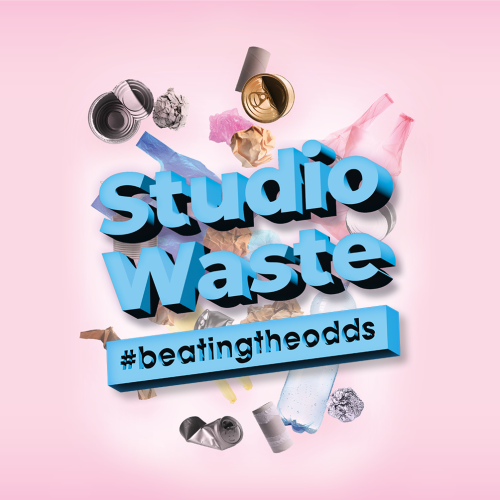 Studio Waste #beatingtheodds in cyaanblauwe 3D letters met op de achtergrond een explosie aan afval.