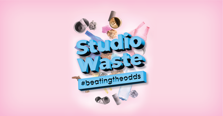 Studio Waste #beatingtheodds in cyaanblauwe 3D letters met op de achtergrond een explosie aan afval.