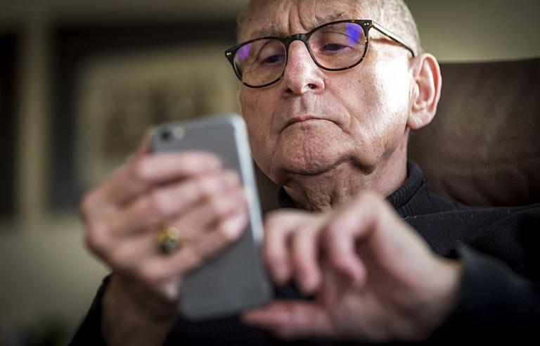 Oudere man met smartphone
